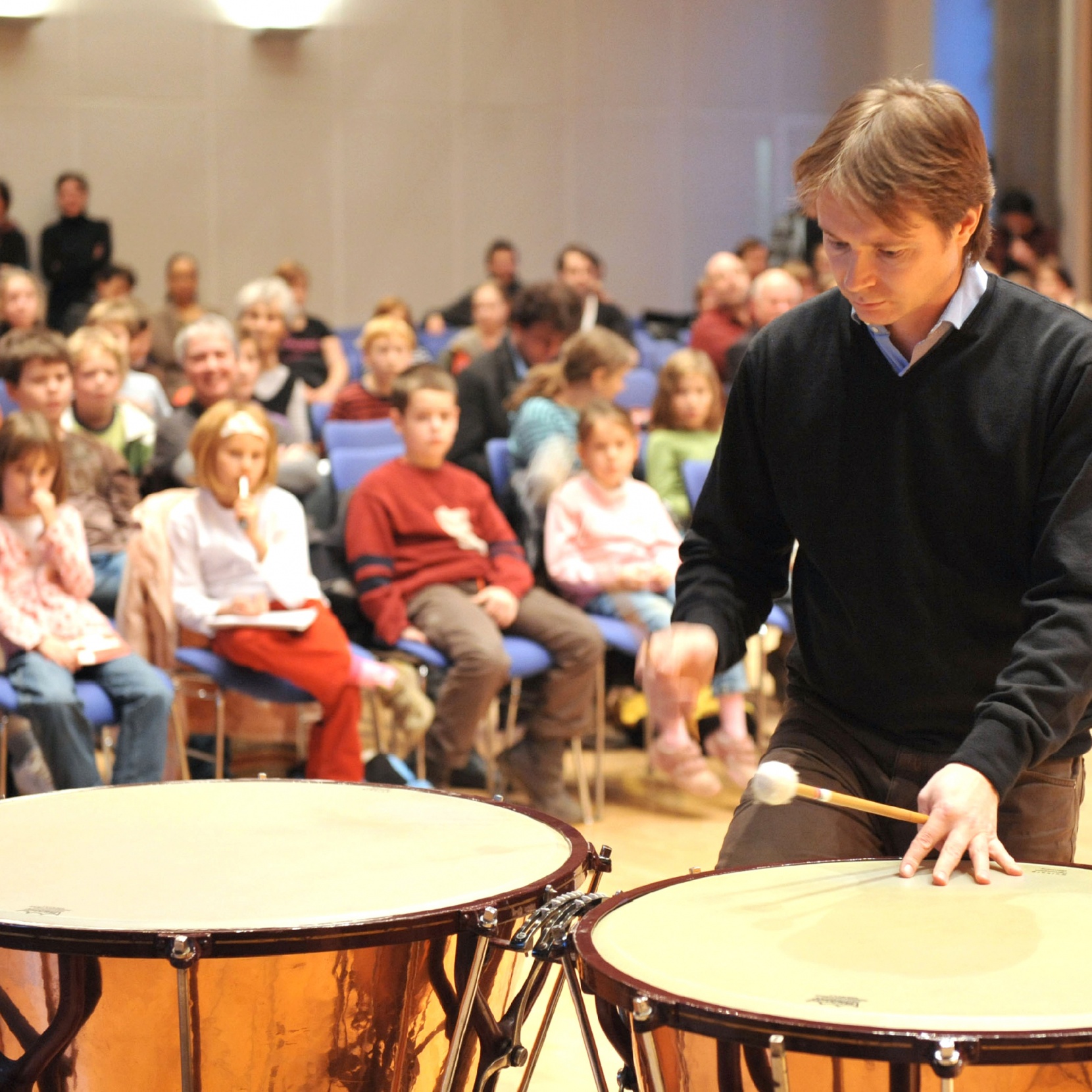 Zur Kinderuni führt Prof. Leoson die Instrumente vor., Bild: Maik Schuck