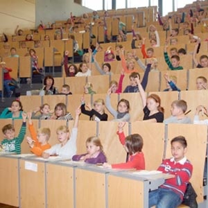 Bei der Kinder-Uni der FH Schmalkalden geht es für einen Tag vom Klassenraum in den Hörsaal., Bild: Bildquelle: www.fh-schmalkalden.de